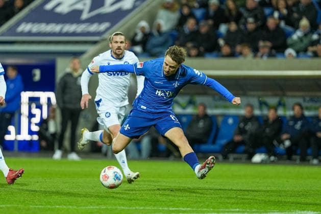Soccer 2 Bundesliga, Matchday 15, SV Darmstadt 98 Karlsruher SC on 06 12 2025 in Darmstadt Merck Stadion am Böllenfalltor , Germany, Season 2025 2026 DFB DFL REGULATIONS PROHIBIT ANY USE OF PHOTOGRAPHS as IMAGE SEQUENCES and or QUASI VIDEO Luca Marseiler 8, SVD with an offensive action Darmstadt Merck Stadion am Böllenfalltor Germany Copyright: xChristophxKinzingerx