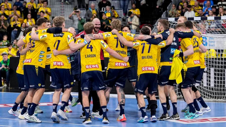 Rhein Neckar Löwen players, cheering after the final whistle, joy about the victory, winner, winners, cheers, cheering, cheerful, positive, happy, rejoicing, optimistic, highlight, action, action, dancing in a circle, team circle, team circle, 06 12 2025, Mannheim Germany , Handball, Bundesliga, Rhein Neckar Löwen HC Erlangen xozx