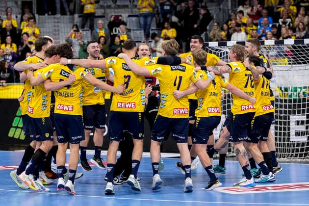 Rhein Neckar Löwen players, cheering after the final whistle, joy about the victory, winner, winners, cheers, cheering, cheerful, positive, happy, rejoicing, optimistic, highlight, action, action, dancing in a circle, team circle, team circle, 06 12 2025, Mannheim Germany , Handball, Bundesliga, Rhein Neckar Löwen HC Erlangen xozx