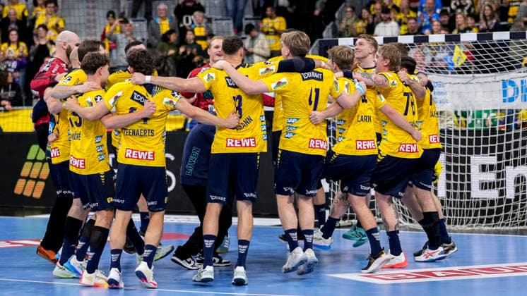 Rhein Neckar Löwen players, cheering after the final whistle, joy about the victory, winner, winners, cheers, cheering, cheerful, positive, happy, rejoicing, optimistic, highlight, action, action, dancing in a circle, team circle, team circle, 06 12 2025, Mannheim Germany , Handball, Bundesliga, Rhein Neckar Löwen HC Erlangen xozx