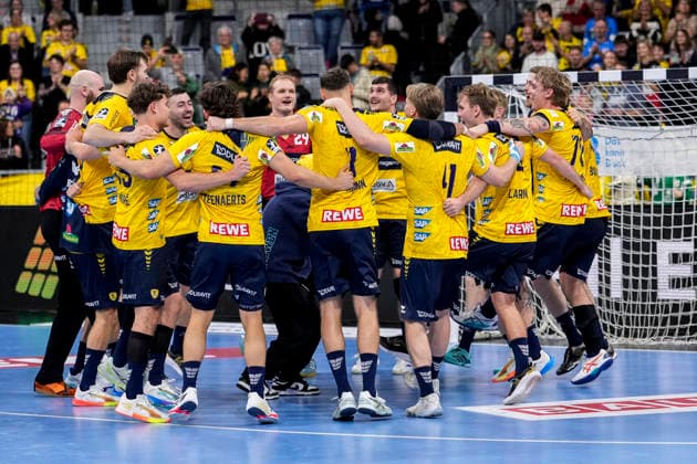 Rhein Neckar Löwen players, cheering after the final whistle, joy about the victory, winner, winners, cheers, cheering, cheerful, positive, happy, rejoicing, optimistic, highlight, action, action, dancing in a circle, team circle, team circle, 06 12 2025, Mannheim Germany , Handball, Bundesliga, Rhein Neckar Löwen HC Erlangen xozx