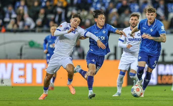 GER, Darmstadt, SV Darmstadt 98 vs Karlsruher SC, 2 Bundesliga, Football, DFB, Season 2025 2026, Merck Stadion am Böllenfalltor, 15 Matchday in the picture from l Rafael Pinto Pedrosa Karlsruher SC 36 , Hiroki Akiyama SV Darmstadt 98 , duel DFB DFL REGULATIONS PROHIBIT ANY USE OF PHOTOGRAPHS AS IMAGE SEQUENCES AND OR QUASI VIDEO, 06 12 2025 Copyright: HMBxMedia HendrikxHamelau