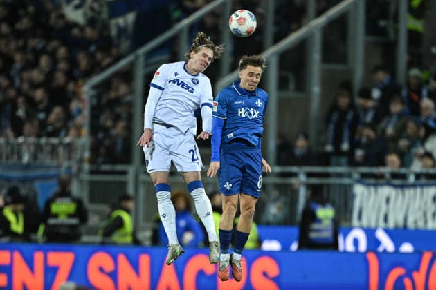 David Herold Karlsruher SC, 20 in duel with Luca Marseiler SV Darmstadt 1898, 08 , GER, SV Darmstadt 98 vs Karlsruher SC, Football, 2 Bundesliga, Matchday 15, Season 2025 2026, 06 12 2025 DFL REGULATIONS PROHIBIT ANY USE OF PHOTOGRAPHS AS IMAGE SEQUENCES AND OR QUASI VIDEO GER, SV Darmstadt 98 vs Karlsruher SC, Football, 2 Bundesliga, Matchday 15, Season 2025 2026, 06 12 2025 Darmstadt Copyright: xEibner-Pressefoto FlorianxWiegandx EP_FWD