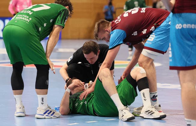GER HBL2 Season 2025 2026 VfL Potsdam vs EULEN Ludwigshafen, 06 12 25, MBS Arena, Potsdam Marc Robin EISEL Eulen Ludwigshafen 9 is injured on the floor, Finn Lukas LEUN Eulen Ludwigshafen 37 and Marco MENGON 1 VfL Potsdam 30 are trying to help him