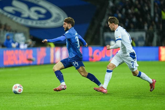 Soccer 2 Bundesliga, Matchday 15, SV Darmstadt 98 Karlsruher SC on 06 12 2025 in Darmstadt Merck Stadion am Böllenfalltor , Germany, Season 2025 2026 DFB DFL REGULATIONS PROHIBIT ANY USE OF PHOTOGRAPHS as IMAGE SEQUENCES and or QUASI VIDEO Killian Julian Corredor 34, SVD in running duel with Dzenis Burnic 7, KSC Darmstadt Merck Stadion am Böllenfalltor Germany Copyright: xChristophxKinzingerx