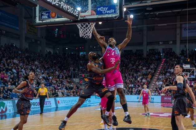 Game scene with Jeff Garrett Jr 4, Telekom Baskets Bonn and John Newman III 9, NINERS Chemnitz under the basket 91 Telekom Baskets Bonn and Kevin Yebo 0 NINERS Chemnitz fight for the ball Copyright: xFeyzullahxGökalpx