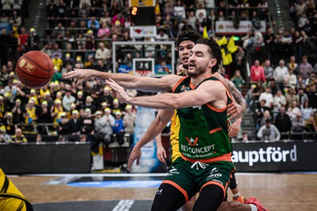 Clay Guillozet VET CONCEPT Gladiators Trier, 04 , behind Brandon Tischler MHP RIESEN Ludwigsburg, 24 GER, MHP Riesen Ludwigsburg VET CONCEPT Gladiators Trier, easycredit BBL, Basketball, Bundesliga, Matchday 9, Season 2025 2026, 06 12 2025 GER, MHP Riesen Ludwigsburg VET CONCEPT Gladiators Trier, easycredit BBL, Basketball, Bundesliga, Matchday 9, Season 2025 2026, 06 12 2025 Ludwigsburg Copyright: xSandyxDinkelackerx EP_SDR