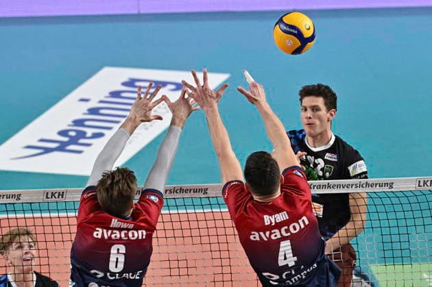 GER 1 VBL, SVG Lueneburg vs WWK Volleys Herrsching 06 12 2025, LKH Arena, Lueneburg, GER 1 VBL, SVG Lueneburg vs WWK Volleys Herrsching in the picture Jackson Clifford Howe Lueneburg 06 and Christopher Byam Lueneburg 04 try to assert themselves against Laurenz Welsch Herrsching 12 nordphotoxGmbH xWitke nph00002