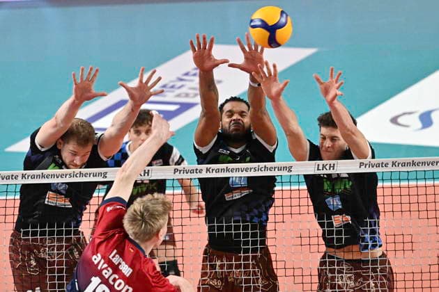GER 1 VBL, SVG Lueneburg vs WWK Volleys Herrsching 06 12 2025, LKH Arena, Lueneburg, GER 1 VBL, SVG Lueneburg vs WWK Volleys Herrsching in the picture Axel Juul Larsen Lueneburg 18 tries to assert himself against Simon Gallas Herrsching 24 , Moritz Gaertner Gärtner Herrsching 04 , Gustavo Oscar Bryan Ávila Herrsching 09 and Laurenz Welsch Herrsching 12 nordphotoxGmbH xWitke nph00002