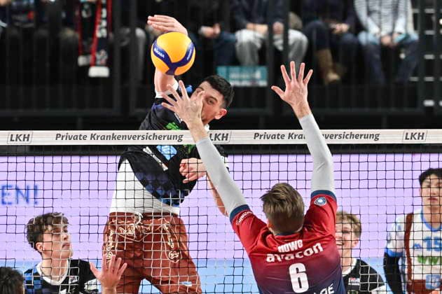 GER 1 VBL, SVG Lueneburg vs WWK Volleys Herrsching 06 12 2025, LKH Arena, Lueneburg, GER 1 VBL, SVG Lueneburg vs WWK Volleys Herrsching in the picture Jackson Clifford Howe Lueneburg 06 tries to assert himself against Tobias Hosch Herrsching 01 nordphotoxGmbH xWitke nph00002