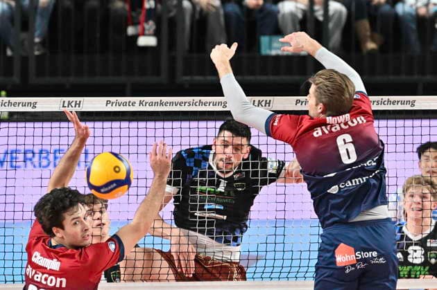 GER 1 VBL, SVG Lueneburg vs WWK Volleys Herrsching 06 12 2025, LKH Arena, Lueneburg, GER 1 VBL, SVG Lueneburg vs WWK Volleys Herrsching in the picture Ethan Champlin Lueneburg 20 and Jackson Clifford Howe Lueneburg 06 try to assert themselves against Tobias Hosch Herrsching 01 nordphotoxGmbH xWitke nph00002