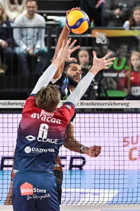 GER 1 VBL, SVG Lueneburg vs WWK Volleys Herrsching 06 12 2025, LKH Arena, Lueneburg, GER 1 VBL, SVG Lueneburg vs WWK Volleys Herrsching in the picture Jackson Clifford Howe Lueneburg 06 tries to assert himself against Gustavo Oscar Bryan Ávila Herrsching 09 nordphotoxGmbH xWitke nph00002