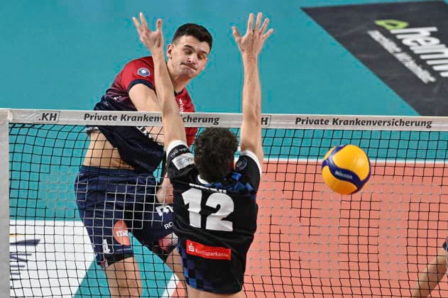 GER 1 VBL, SVG Lueneburg vs WWK Volleys Herrsching 06 12 2025, LKH Arena, Lueneburg, GER 1 VBL, SVG Lueneburg vs WWK Volleys Herrsching in the picture Christopher Byam Lueneburg 04 tries to assert himself against Laurenz Welsch Herrsching 12 nordphotoxGmbH xWitke nph00002