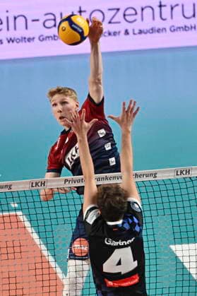 GER 1 VBL, SVG Lueneburg vs WWK Volleys Herrsching 06 12 2025, LKH Arena, Lueneburg, GER 1 VBL, SVG Lueneburg vs WWK Volleys Herrsching in the picture Axel Juul Larsen Lueneburg 18 tries to assert himself against Moritz Gaertner Gärtner Herrsching 04 nordphotoxGmbH xWitke nph00002