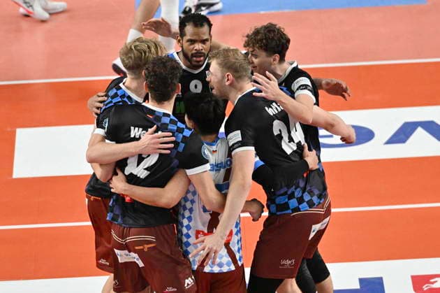 GER 1 VBL, SVG Lueneburg vs WWK Volleys Herrsching 06 12 2025, LKH Arena, Lueneburg, GER 1 VBL, SVG Lueneburg vs WWK Volleys Herrsching in the picture the team from Herrsching cheers nordphotoxGmbH xWitke nph00002