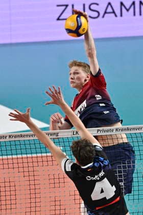 GER 1 VBL, SVG Lueneburg vs WWK Volleys Herrsching 06 12 2025, LKH Arena, Lueneburg, GER 1 VBL, SVG Lueneburg vs WWK Volleys Herrsching in the picture Axel Juul Larsen Lueneburg 18 tries to assert himself against Moritz Gaertner Gärtner Herrsching 04 nordphotoxGmbH xWitke nph00002