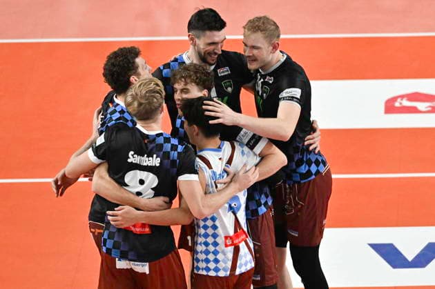 GER 1 VBL, SVG Lueneburg vs WWK Volleys Herrsching 06 12 2025, LKH Arena, Lueneburg, GER 1 VBL, SVG Lueneburg vs WWK Volleys Herrsching in the picture the team from Herrsching cheers nordphotoxGmbH xWitke nph00002