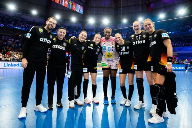 Handball, Womens World Championship, Main Round Spain Germany from left Co Coach Frederick Griesbach Germany , Goalkeeper Coach Jasmina Rebmann Jankovic Germany , Mareike Thomaier Germany , Antje Döll Doell Germany , Kaba Gassama Spain , Jenny Behrend Germany , Viola Leuchter Germany , Xenia Smits Germany , former players of HB Ludwigsburg Dortmund Westfalenhalle Nordrhein Westfalen Germany