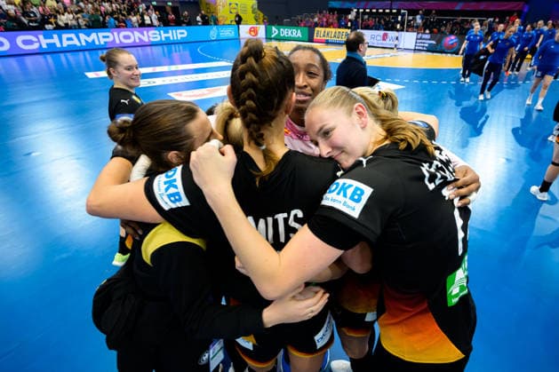 Handball, Womens World Championship, Main Round Spain Germany Mareike Thomaier Germany , Xenia Smits Germany , Kaba Gassama Spain , Viola Leuchter Germany Dortmund Westfalenhalle Nordrhein Westfalen Germany