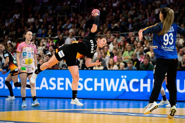 Handball, Womens World Championship, Main Round Spain Germany Alina Grijseels Germany , Nicole Morales Claure Spain Dortmund Westfalenhalle Nordrhein Westfalen Germany