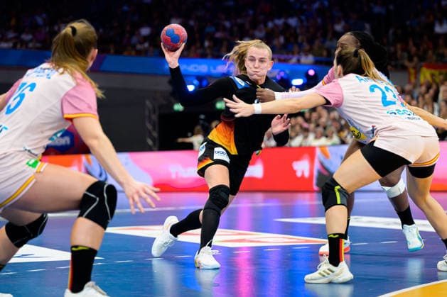 Handball, Womens World Championship, Main Round Spain Germany Annika Lott Germany Dortmund Westfalenhalle North Rhine-Westphalia Germany