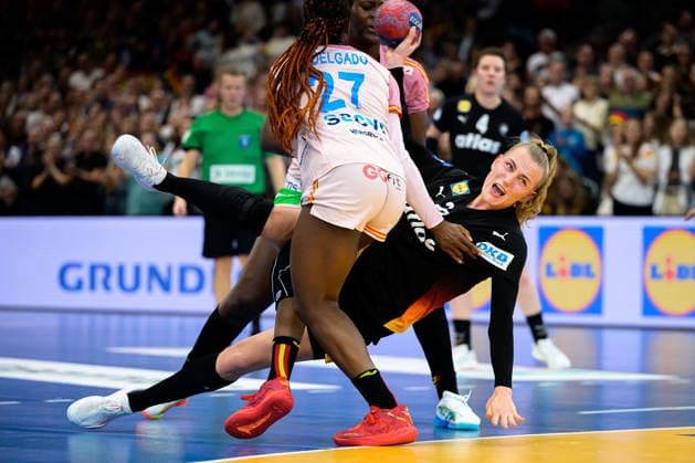 Handball, Womens World Championship, Main Round Spain Germany Danila So Delgado Pinto Spain , Annika Lott Germany Dortmund Westfalenhalle Nordrhein Westfalen Germany