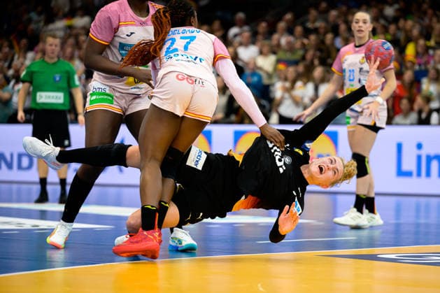 Handball, Womens World Championship, Main Round Spain Germany Antonio Garcia Robledo Spain , Annika Lott Germany Dortmund Westfalenhalle Nordrhein Westfalen Germany