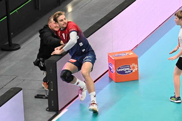 GER 1 VBL, SVG Lueneburg vs WWK Volleys Herrsching 06 12 2025, LKH Arena, Lueneburg, GER 1 VBL, SVG Lueneburg vs WWK Volleys Herrsching in the picture Jackson Clifford Howe Lueneburg 06 lands in the boards nordphotoxGmbH xWitke nph00002