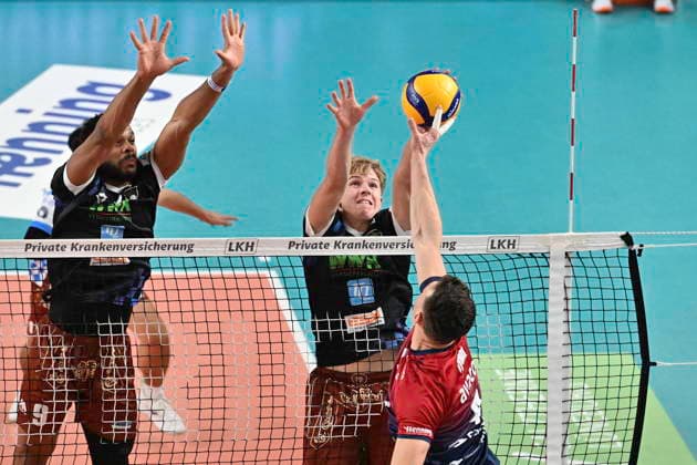 GER 1 VBL, SVG Lueneburg vs WWK Volleys Herrsching 06 12 2025, LKH Arena, Lueneburg, GER 1 VBL, SVG Lueneburg vs WWK Volleys Herrsching in the picture Christopher Byam Lueneburg 04 tries to assert himself against Janik Sambale Herrsching 08 nordphotoxGmbH xWitke nph00002