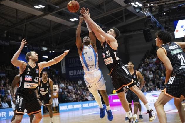 BASKETBALL EASYCREDIT BBL 9 GAME DAY SCIENCE CITY JENA RATIOPHARM ULM FOR EDITORIAL PURPOSES ONLY p 06 12 2025 Jena Basketball easyCredit BBL 1 Basketball Bundesliga Season 2025 2026 9 Matchday Sparkassen Arena Science City Jena Ratiopharm Ulm in the photo Eric Washington 33 Science City Jena in a duel with Diego Garavaglia 23 Ratiopharm Ulm Germany Thueringen Jena Copyright SaschaxFromm Copyright: SaschaxFromm doc83kscvuatern4zvto2a ,EDITORIAL USE ONLY Copyright: SaschaxFromm