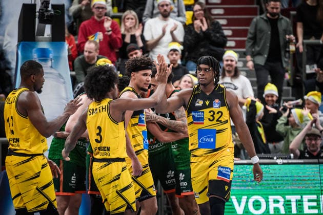 Keeshawn Kellman MHP RIESEN Ludwigsburg, 32 Hogh Five with Team GER, MHP Riesen Ludwigsburg VET CONCEPT Gladiators Trier, easycredit BBL, Basketball, Bundesliga, Matchday 9, Season 2025 2026, 06 12 2025 GER, MHP Riesen Ludwigsburg VET CONCEPT Gladiators Trier, easycredit BBL, Basketball, Bundesliga, Matchday 9, Season 2025 2026, 06 12 2025 Ludwigsburg Copyright: xSandyxDinkelackerx EP_SDR
