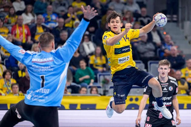 from left Dario Quenstedt Goalkeeper, HCE, 1 , Gino Steenaerts RNL, 14 , Sander Andreassen Overjordet Överjordet, HCE, 8 , during jump shot, throw, goal shot, action, action, game scene, 06 12 2025, Mannheim Germany , Handball, Bundesliga, Rhein Neckar Löwen HC Erlangen xozx