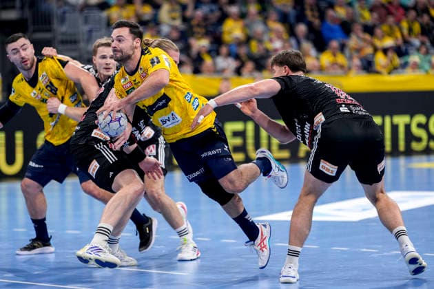 from left Maciej Gebala HCE, 77 , Dani Baijens RNL, 77 , Florian Scheerer HCE, 10 , duel, duel scene, duel, tackle, tackling, dynamics, action, action, 06 12 2025, Mannheim Germany , Handball, Bundesliga, Rhein Neckar Löwen HC Erlangen xozx