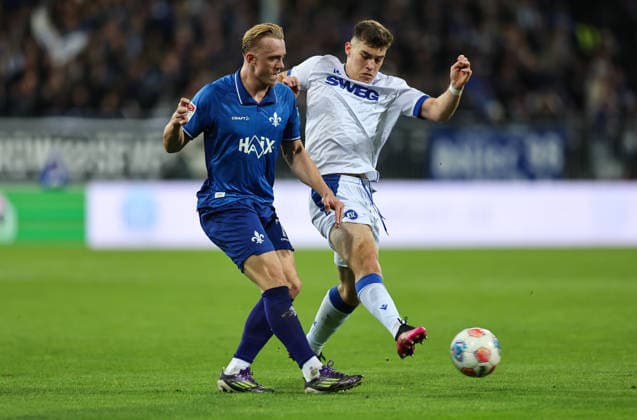 06 12 2025, Soccer 2 Bundesliga, SV Darmstadt 98 Karlsruher SC, emonline, emspor, despor, v l , Isac Lidberg SV Darmstadt 98 , Marcel Beifus Karlsruher SC DFL DFB REGULATIONS PROHIBIT ANY USE OF PHOTOGRAPHS AS IMAGE SEQUENCES AND OR QUASI VIDEO xdcx Copyright: HMBxMedia Claus