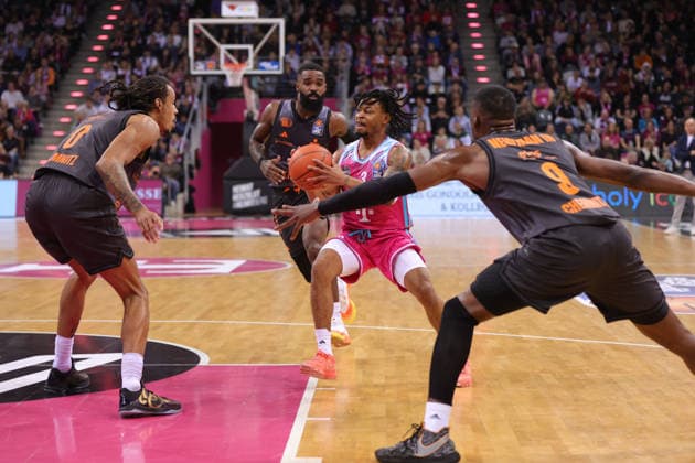 Zach Cooks Bonn on the ball against v l Kevin Yebo Chemnitz , Corey Davis Chemnitz and John Newman III Chemnitz , Telekom Baskets Bonn vs Niners Chemnitz, easyCredit BBL, Matchday 9, Bonn, 06 12 2025