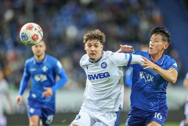 GER, Darmstadt, SV Darmstadt 98 vs Karlsruher SC, 2 Bundesliga, Football, DFB, Season 2025 2026, Merck Stadion am Böllenfalltor, 15 Matchday in the picture from l Rafael Pinto Pedrosa Karlsruher SC 36 , Hiroki Akiyama SV Darmstadt 98 , duel DFB DFL REGULATIONS PROHIBIT ANY USE OF PHOTOGRAPHS AS IMAGE SEQUENCES AND OR QUASI VIDEO, 06 12 2025 Copyright: HMBxMedia HendrikxHamelau