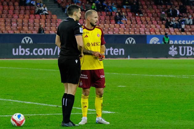 CSSL - 202526 - GCZ vs SERVETTE - ZURSER251206 - Steve Rouiller (4) wears the captain s band Zurich Stadion Letzigrund Zürich Schweiz Copyright: xSergioxBrunettix