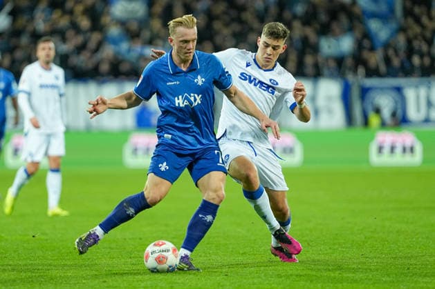 Soccer 2 Bundesliga, Matchday 15, SV Darmstadt 98 Karlsruher SC on 06 12 2025 in Darmstadt Merck Stadion am Böllenfalltor , Germany, Season 2025 2026 DFB DFL REGULATIONS PROHIBIT ANY USE OF PHOTOGRAPHS as IMAGE SEQUENCES and or QUASI VIDEO Isac Alexi Sivert Lidberg 7, SVD in duel with Marcel Beifus 4, KSC Darmstadt Merck Stadion am Böllenfalltor Germany Copyright: xChristophxKinzingerx