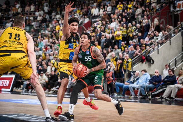 Eli Brooks VET CONCEPT Gladiators Trier, 55 vs Brandon Tischler MHP RIESEN Ludwigsburg, 24 , still left Jonas Wohlfarth Bottermann MHP RIESEN Ludwigsburg, 18 GER, MHP Riesen Ludwigsburg VET CONCEPT Gladiators Trier, easycredit BBL, Basketball, Bundesliga, 9 Matchday, Season 2025 2026, 06 12 2025 GER, MHP Riesen Ludwigsburg VET CONCEPT Gladiators Trier, easycredit BBL, Basketball, Bundesliga, 9 Matchday, Season 2025 2026, 06 12 2025 Ludwigsburg Copyright: xSandyxDinkelackerx EP_SDR