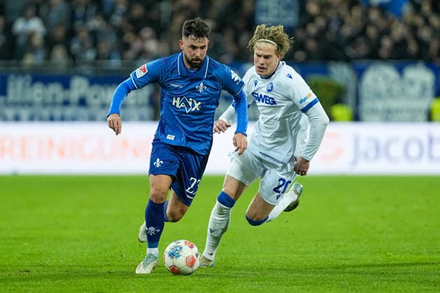 Soccer 2 Bundesliga, Matchday 15, SV Darmstadt 98 Karlsruher SC on 06 12 2025 in Darmstadt Merck Stadion am Böllenfalltor , Germany, Season 2025 2026 DFB DFL REGULATIONS PROHIBIT ANY USE OF PHOTOGRAPHS as IMAGE SEQUENCES and or QUASI VIDEO Marco Richter 23, SVD in duel with David Herold 20, KSC Darmstadt Merck Stadion am Böllenfalltor Germany Copyright: xChristophxKinzingerx