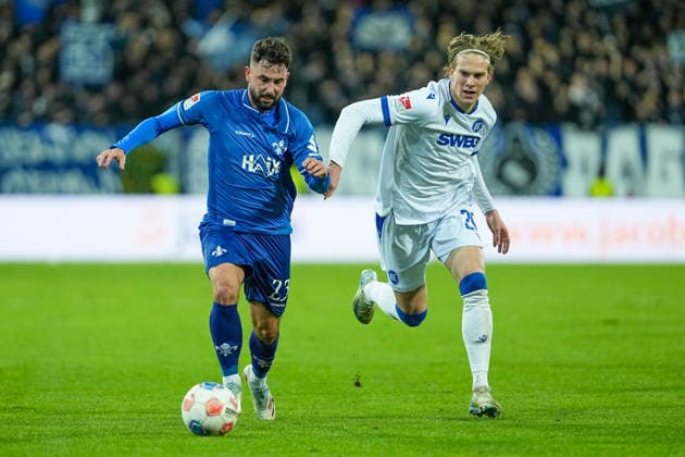 Soccer 2 Bundesliga, Matchday 15, SV Darmstadt 98 Karlsruher SC on 06 12 2025 in Darmstadt Merck Stadion am Böllenfalltor , Germany, Season 2025 2026 DFB DFL REGULATIONS PROHIBIT ANY USE OF PHOTOGRAPHS as IMAGE SEQUENCES and or QUASI VIDEO Marco Richter 23, SVD in duel with David Herold 20, KSC Darmstadt Merck Stadion am Böllenfalltor Germany Copyright: xChristophxKinzingerx