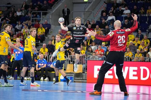 Christopher Bissel 21 HC Erlangen with the ball, while Mathias Larson 4 Rhein Neckar Löwen , David Späth 29 Rhein Neckar Löwen and Edwin Aspenbäck 78 Rhein Neckar Löwen defend Christopher Bissel 21 HC Erlangen with the ball Copyright: xspeedshotx