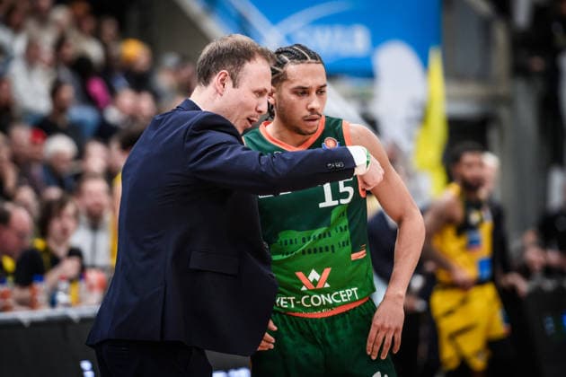 Jaques Schneider VET CONCEPT Gladiators Trier, Head Coach talks to MHP RIESEN Ludwigsburg, 15 GER, MHP Riesen Ludwigsburg VET CONCEPT Gladiators Trier, easycredit BBL, Basketball, Bundesliga, Matchday 9, Season 2025 2026, 06 12 2025 GER, MHP Riesen Ludwigsburg VET CONCEPT Gladiators Trier, easycredit BBL, Basketball, Bundesliga, Matchday 9, Season 2025 2026, 06 12 2025 Ludwigsburg Copyright: xSandyxDinkelackerx EP_SDR