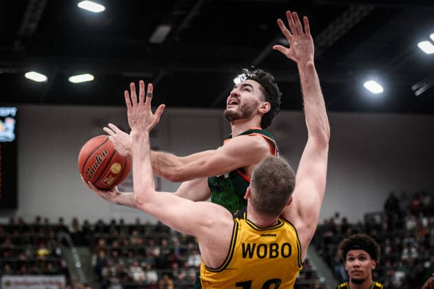 Clay Guillozet VET CONCEPT Gladiators Trier, 04 vs Jonas Wohlfarth Bottermann MHP RIESEN Ludwigsburg, 18 GER, MHP Riesen Ludwigsburg VET CONCEPT Gladiators Trier, easycredit BBL, Basketball, Bundesliga, 9 Matchday, Season 2025 2026, 06 12 2025 GER, MHP Riesen Ludwigsburg VET CONCEPT Gladiators Trier, easycredit BBL, Basketball, Bundesliga, 9 Matchday, Season 2025 2026, 06 12 2025 Ludwigsburg Copyright: xSandyxDinkelackerx EP_SDR