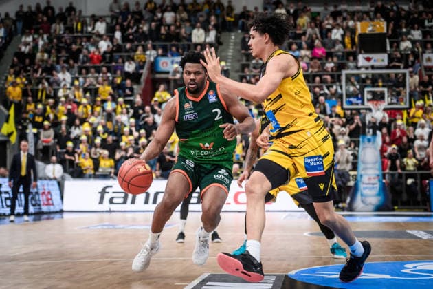 Dexter Akanno VET CONCEPT Gladiators Trier, 02 vs Lenny Anigbata MHP RIESEN Ludwigsburg, 12 GER, MHP Riesen Ludwigsburg VET CONCEPT Gladiators Trier, easycredit BBL, Basketball, Bundesliga, Matchday 9, Season 2025 2026, 06 12 2025 GER, MHP Riesen Ludwigsburg VET CONCEPT Gladiators Trier, easycredit BBL, Basketball, Bundesliga, Matchday 9, Season 2025 2026, 06 12 2025 Ludwigsburg Copyright: xSandyxDinkelackerx EP_SDR