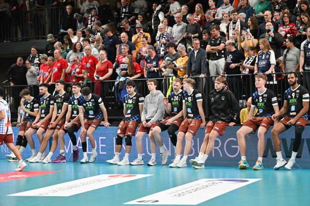 GER 1 VBL, SVG Lueneburg vs WWK Volleys Herrsching 06 12 2025, LKH Arena, Lueneburg, GER 1 VBL, SVG Lueneburg vs WWK Volleys Herrsching in the picture the Herrsching team hangs their heads after the defeat nordphotoxGmbH xWitke nph00002