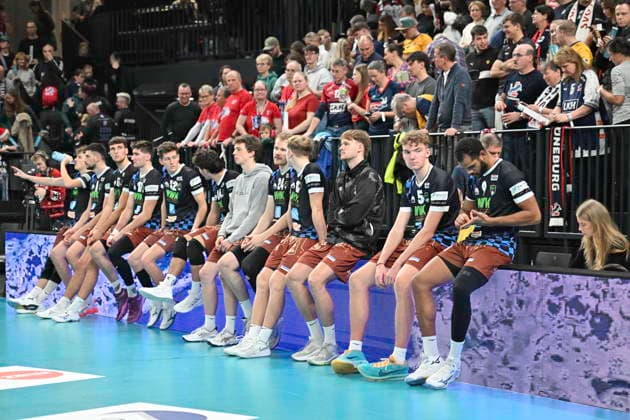 GER 1 VBL, SVG Lueneburg vs WWK Volleys Herrsching 06 12 2025, LKH Arena, Lueneburg, GER 1 VBL, SVG Lueneburg vs WWK Volleys Herrsching in the picture the Herrsching team hangs their heads after the defeat nordphotoxGmbH xWitke nph00002