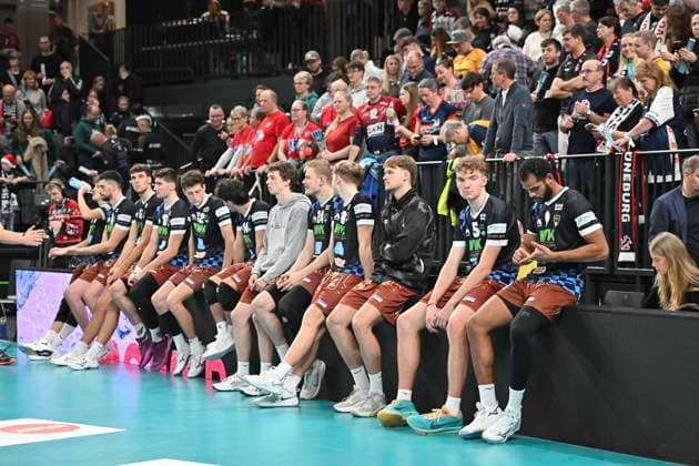 GER 1 VBL, SVG Lueneburg vs WWK Volleys Herrsching 06 12 2025, LKH Arena, Lueneburg, GER 1 VBL, SVG Lueneburg vs WWK Volleys Herrsching in the picture the Herrsching team hangs their heads after the defeat nordphotoxGmbH xWitke nph00002