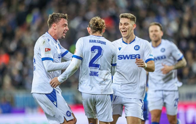 GER, Darmstadt, SV Darmstadt 98 vs Karlsruher SC, 2 Bundesliga, Soccer, DFB, Season 2025 2026, Merck Stadion am Böllenfalltor, 15 Matchday in the picture Cheers at Karlsruher SC after Matej Maglicas own goal SV Darmstadt 98 5 , Philipp Förster Karlsruher SC 11 , Sebastian Jung Karlsruher SC 2 DFB DFL REGULATIONS PROHIBIT ANY USE OF PHOTOGRAPHS AS IMAGE SEQUENCES AND OR QUASI VIDEO, 06 12 2025 Copyright: HMBxMedia HendrikxHamelau