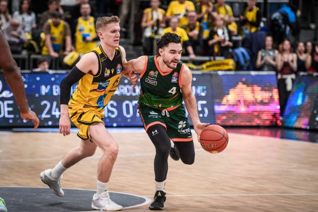 Clay Guillozet VET CONCEPT Gladiators Trier, 04 pursued by Johannes Patrick MHP RIESEN Ludwigsburg, 06 GER, MHP Riesen Ludwigsburg VET CONCEPT Gladiators Trier, easycredit BBL, Basketball, Bundesliga, 9 Matchday, Season 2025 2026, 06 12 2025 GER, MHP Riesen Ludwigsburg VET CONCEPT Gladiators Trier, easycredit BBL, Basketball, Bundesliga, 9 Matchday, Season 2025 2026, 06 12 2025 Ludwigsburg Copyright: xSandyxDinkelackerx EP_SDR